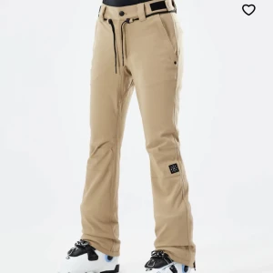 Skidbyxor  - Tajta bootcut skidbyxor i en fin beige färg. De är i nyskick och köpta innan jul men är tyvärr för små. Endast använda en gång. 