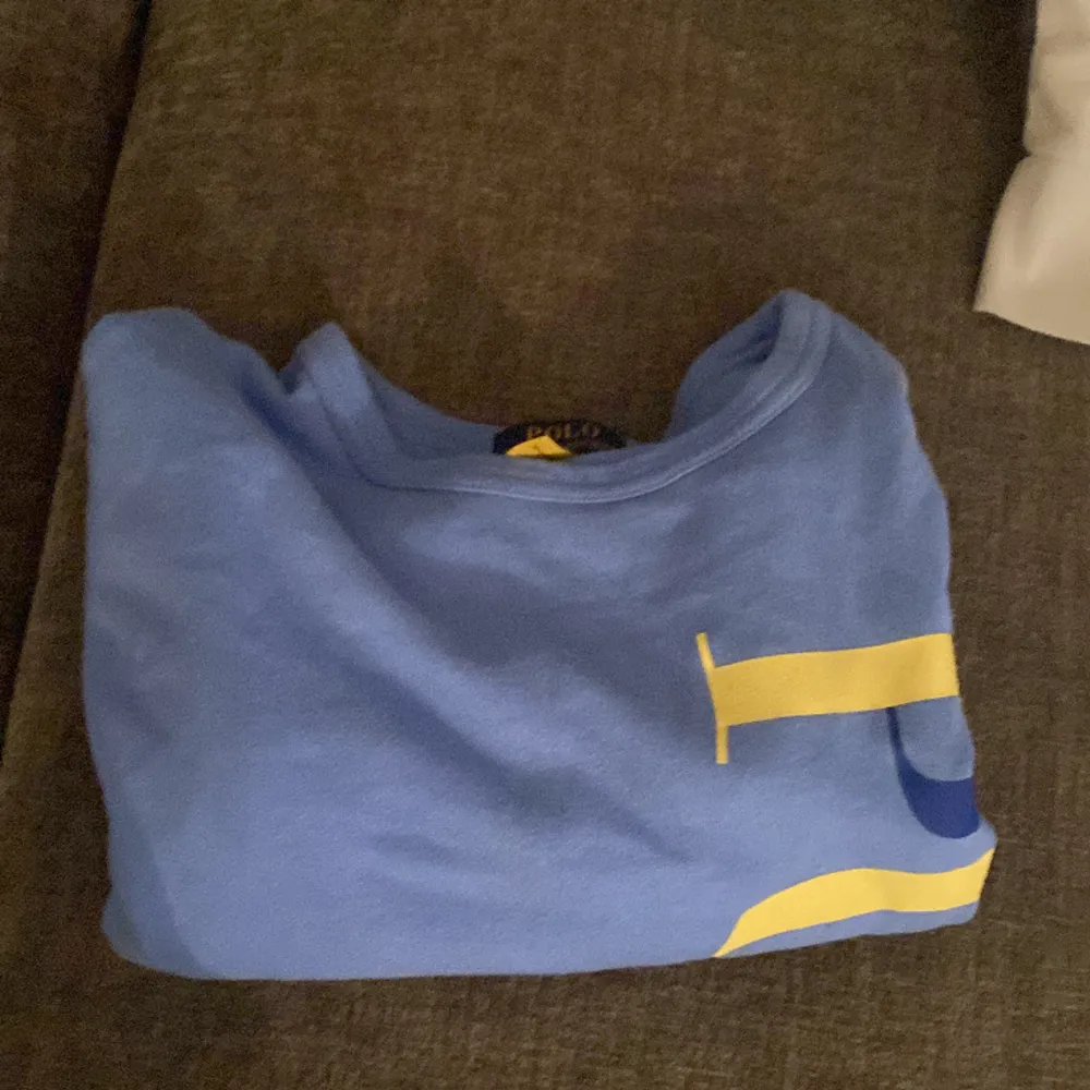 Polo tröja blå gul storlek M . Tröjor & Koftor.