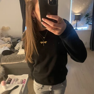 Svart tjocktröja - Säljer denna snygga svarta tjocktröjan!💗💗 För jag har liknande