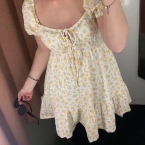 Klänning - Säljer min jätte söta klänning som jag hade på min storasystersstudent. Säljer den pågrund av att jag inte använder den längre💘