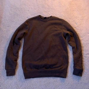 En brun crewneck  - En brun crewnwck i storlek xs