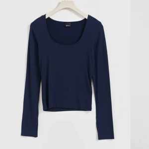 Tröja - 2st soft touch tröjor från Gina. Den beigea är i storlek S och den blåa i storlek XS. Går jättebra att köpa en utav dem eller båda, i bra skick💕 80kr/st men 120kr tillsammans