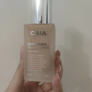 Caia dewy drops - Säljer caia dewy drops foundation i 20W. Testat max 2ggr. Säljer då den passar inte min hy och är lite för ljus i nyans