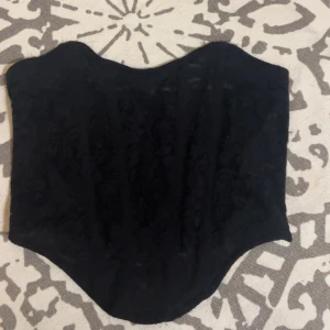  Korset liknade top  - En fin top från Bik bok, strl M  Köpt föra året. Säljer för använder aldrig den tyvärr🩷