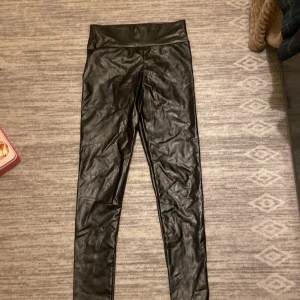 Svarta skinnbyxor  - Storlek 170  Fina på hösten 