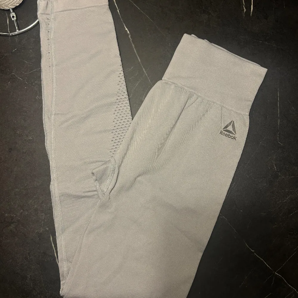 Snygga gråa tights som inte kommer till användning för mig längre! . Jeans & Byxor.