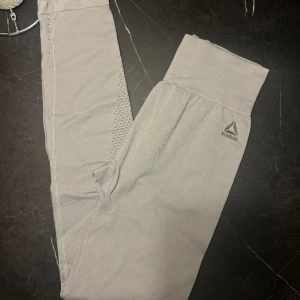 Tights  - Snygga gråa tights som inte kommer till användning för mig längre! 