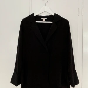 Blus från H&M. Strl 36 - Mycket fint skick. 