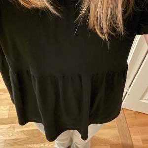 Söt volang topp/ t-shirt  från lager157, knappt andvänd. Är i ny skick 💕den är i storlek 160 men skulle säga att den sitter som xs/s