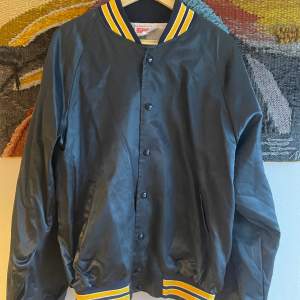 En vintage jacka med knappar, snygg passform