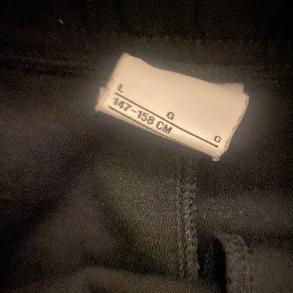 Säljer min nästan oanvända nike tech fleece i topp skick, zip hoodien är i storlek 137-147 medan byxorna 147-158. Pris för båda tillsammans 700 och 400 för separat. Ny pris 2000 för hela setet. . Hoodies.