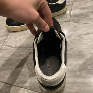 Valentino flycrew stl 41 - Säljer mina valentino flycrews nu, stl 41 men passar upp till 42,5. Og ingår inte, Alla nitar sitter kvar. Skriv om ni har någon fråga 