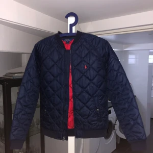 Polo Ralph Lauren jacka - Polo Ralph Lauren jacka. Barnstorlek 14-16 år. Passar förmodligen ungefär som XS-S. Nyskick, inga defekter. Pris 450kr
