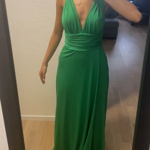 Balkläning  - Aldrig använd. Väldigt töjbar och passar många olika kroppsformer.  Passar folk från xs-m  Kan användas med klackar. Perfekt kläning inför val eller bröllops firande 