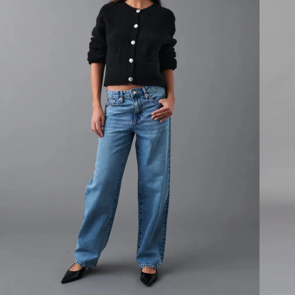 Säljer dessa baggy jeans från Gina tricot, då jag inte tyckte de passade min stil riktigt. Storlek 38, passar S-M skulle jag säga.  Använda endast en gång 💓. Jeans & Byxor.