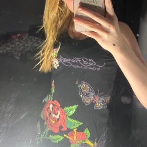 Ed hardy linne - Super fint ed hardy linne!! I storlek L men passar mig som är storlek S men då är den lite större i passformen❤️ Pris kan diskuteras  Möts upp om man bor i Västerås 