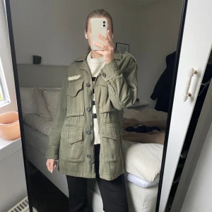 Militär grön jacka - Jacka från zara med guldiga detaljer, innerväst nedkommer