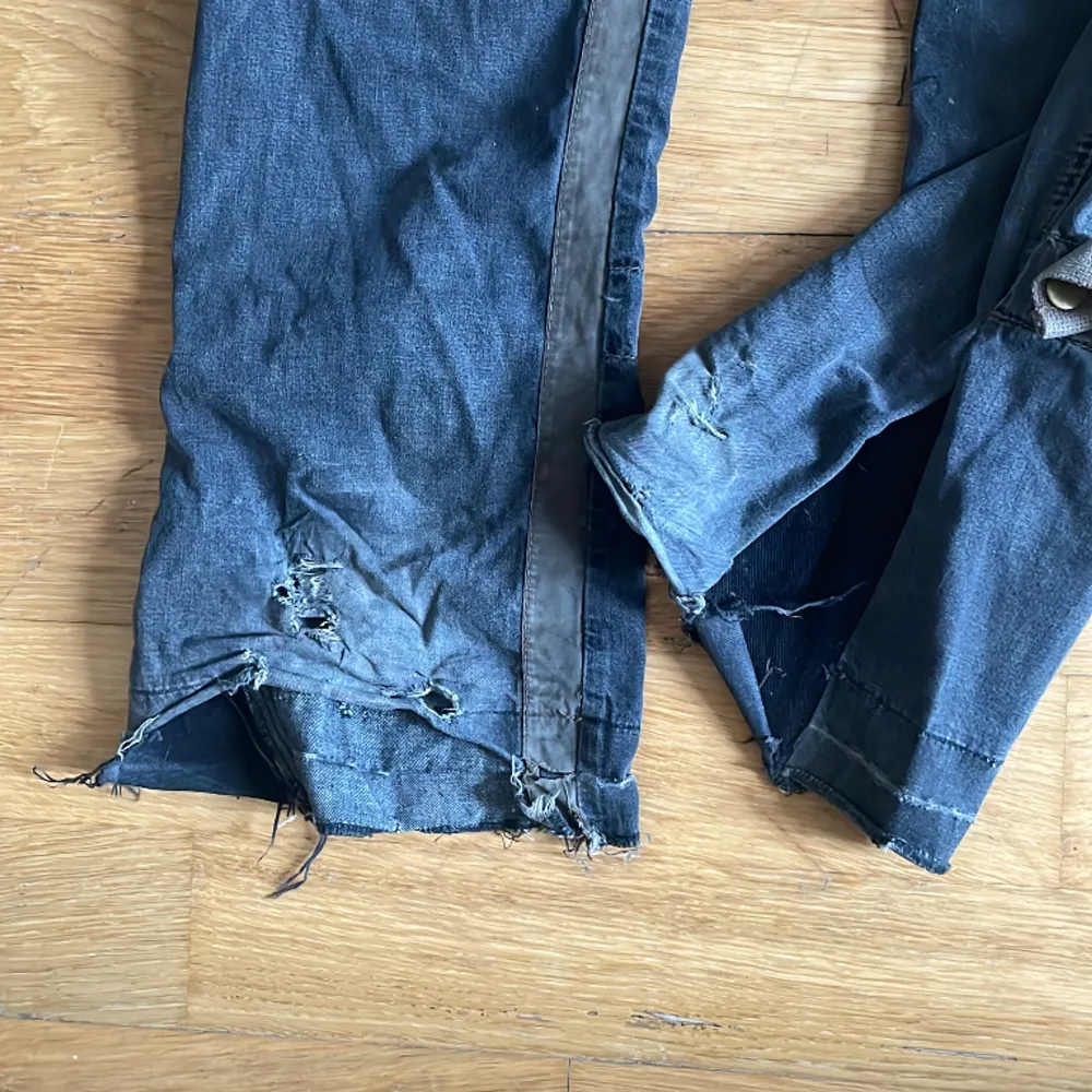 snygga dolce and gabbana jeans som jag gjort egen flare på. nedgångna tyvärr:/ passar 176-185 typ. . Jeans & Byxor.