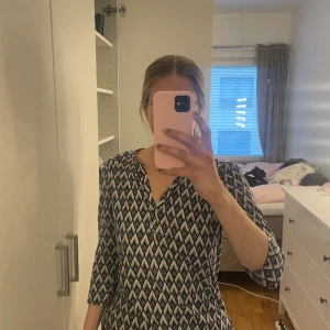 Blir med trekvartsärm  - Fin tröja/blus med trekvartsärm och knappar framtill 