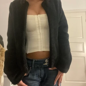 Päls kofta  - Skön pälskofta/ jacka , sön nu till lite kallare vänder som kofta men skön som jacka när de blir varmare❤️💄💋 kommer inte till användning 