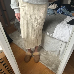 Långkjol - Kjolen har tyvärr lite rosa fläckar som en går bort, man kan se de på bild 2&3