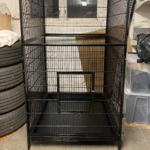 Stor fågelbur  - Galler mellanrum: 13 mm Innermått bredd: 845mm Mått stora dörren; h390mm b327mm Mått lilla dörr 1 o 2 : h260mm b296 Fot längd : 150mm  Botten djup : 90mm Vägg sektion mått :  höjd 900mm Bredd : 880mm medd för mer info!! Mötas halvvägs/upphämtning