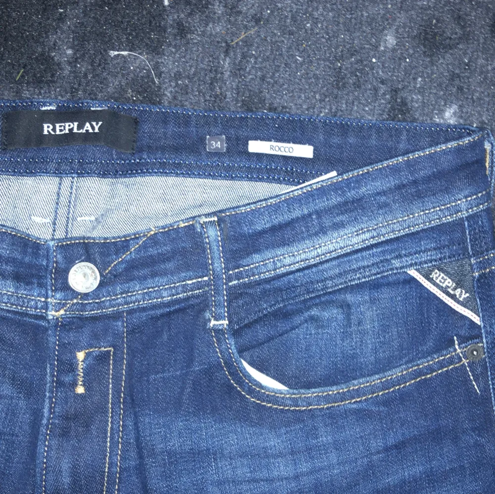 Hej! Säljer nu ett par replay jeans. Anledning: passar inte mig.  Replay jeans men är i riktigt bra skick och har bara används ett få antal gånger. Nypris 1749, pris går att diskutera. Jeans & Byxor.