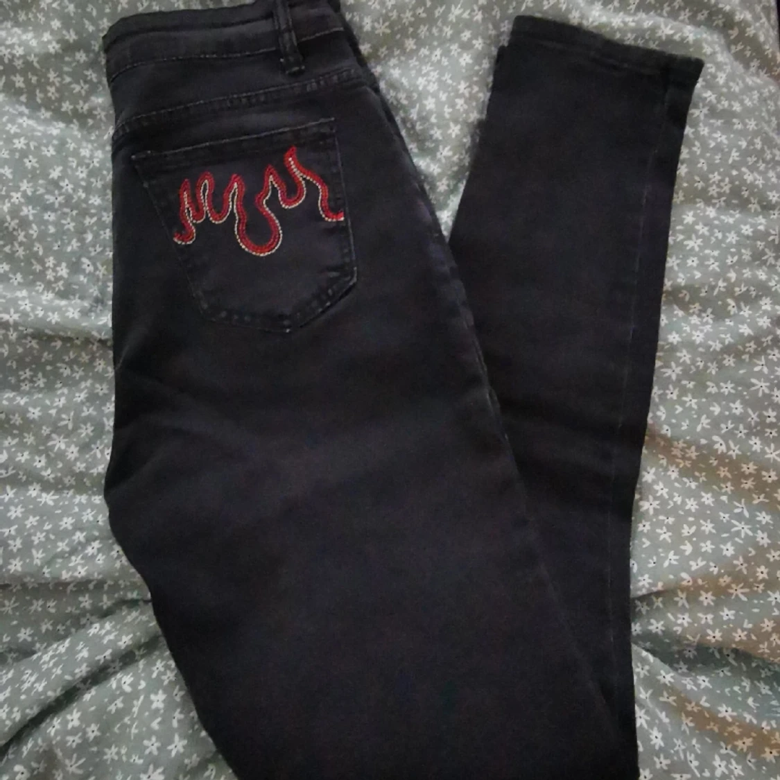 skinny jeans m. detalj i bakfickan 