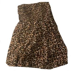Kort tubklänning i leopard mönster. Går säkert att ha som kjol. Relativt genomskinlig. Aldrig använd. Storlek M passar S. Skriv för fler bilder🩷