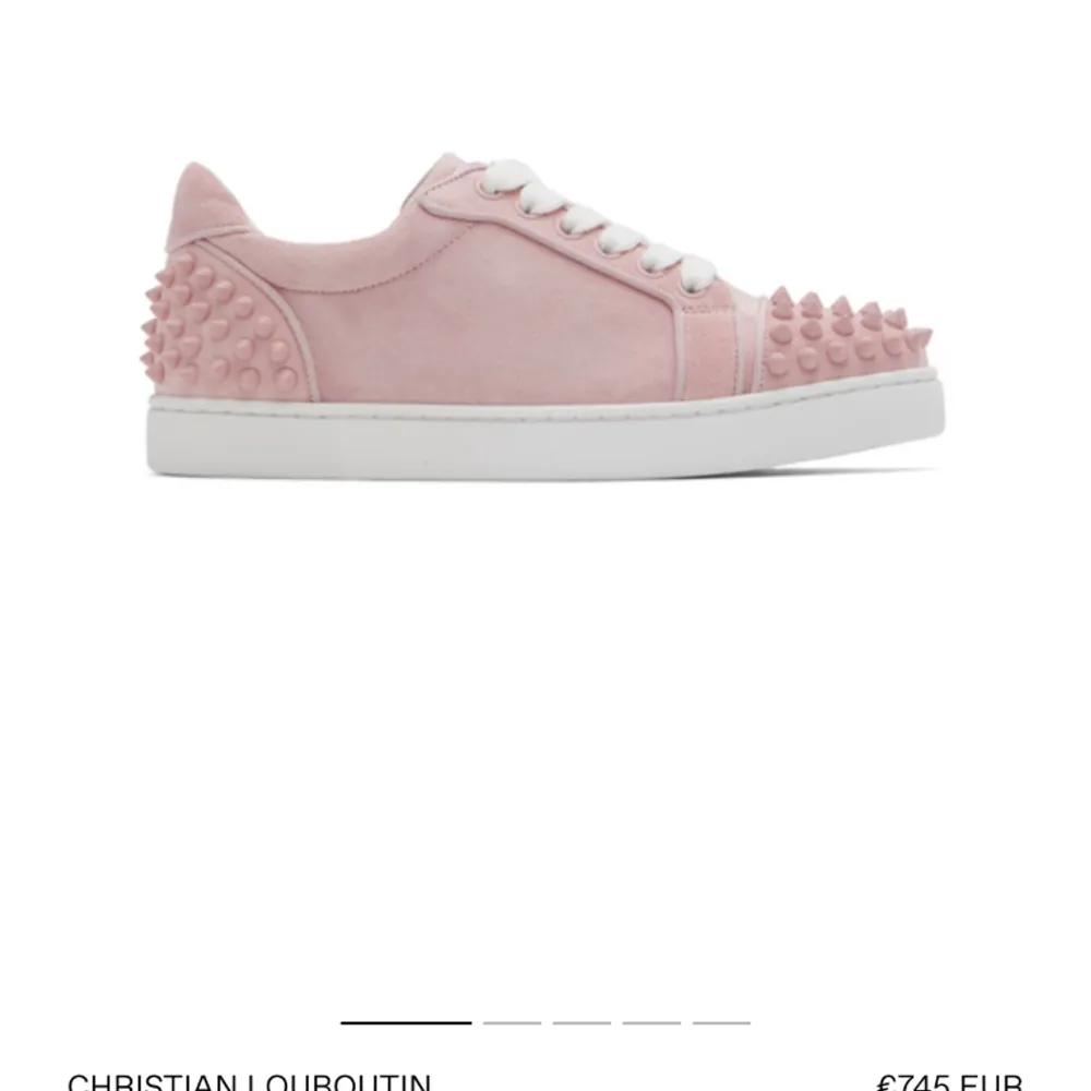 SÖKER dessa, andra färger också men helst rosa) Christian Louboutin skor i storlek 39, hör gärna av er om ni säljer❤️. Skor.