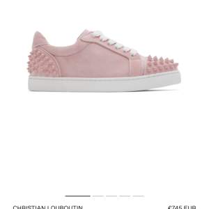 SÖKER dessa, andra färger också men helst rosa) Christian Louboutin skor i storlek 39, hör gärna av er om ni säljer❤️