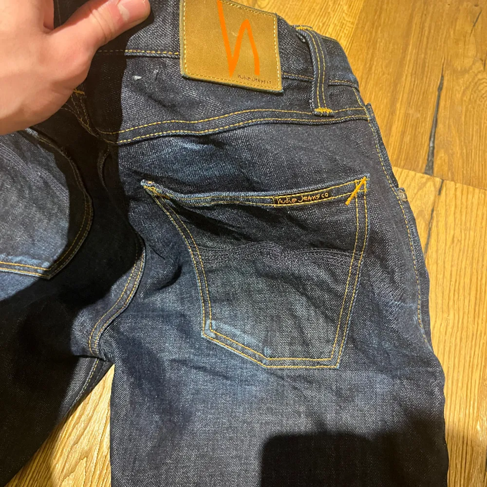 Ett par sjukt feta nudie jeans i fint skick i en sjukt snygg färg. Storlek 32/34 men sitter som 31/34. Hör av er vid frågor!. Jeans & Byxor.