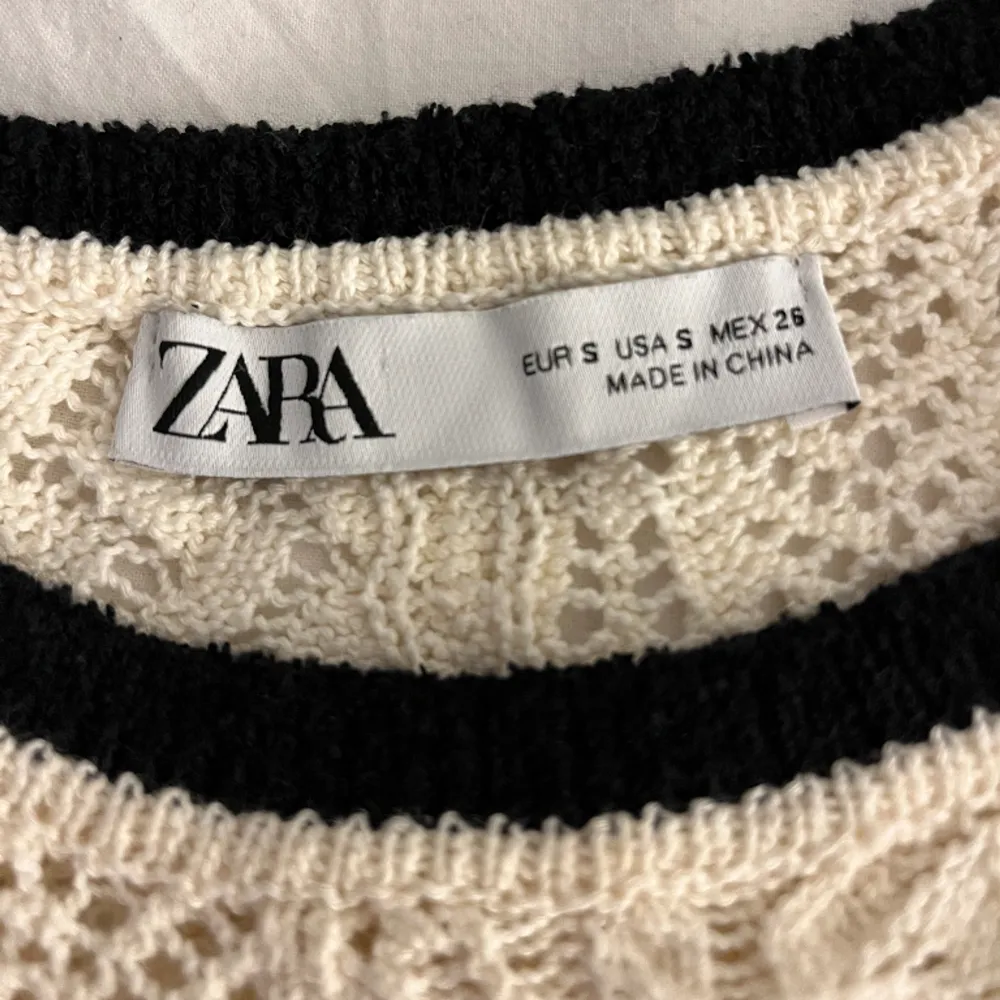 Stickad topp från Zara i storlek S utan tecken på användning💕. Toppar.