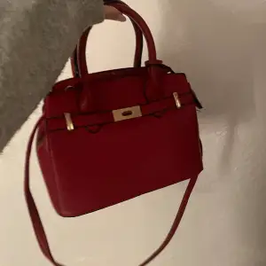 Söt röd väska med lite slitage inuti men inget som tänks på vid användning 