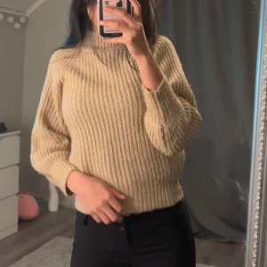 Stickad tröja  - Fin stickad tröja med liten krage och kortare armar, skulle säga att den passor som xxs💗knappt använd!