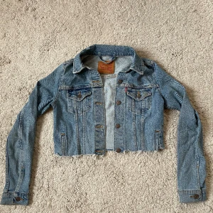 Levi’s jeans jacka - En kort jeansjacka från Levi’s🤍 säljer den då den blivit för kort i ärmarna! Skriv för mer bilder, storlek xs🤍pris kan diskuteras 
