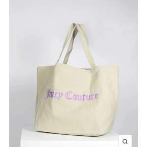 Beige Totebag från Juicy Couture med lila text.