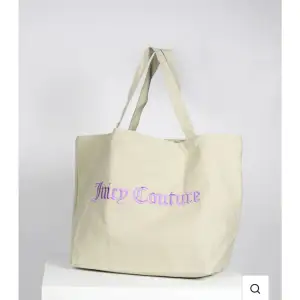 Beige Totebag från Juicy Couture med lila text.