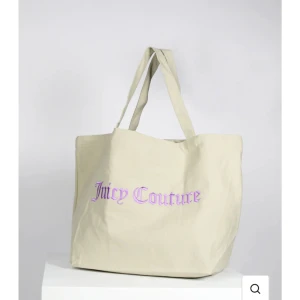 Juicy Couture totebag - Beige Totebag från Juicy Couture med lila text.