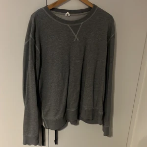Grå sweatshirt - Grå tröja, storlek L, använd men fortfarande i helt och bra skick