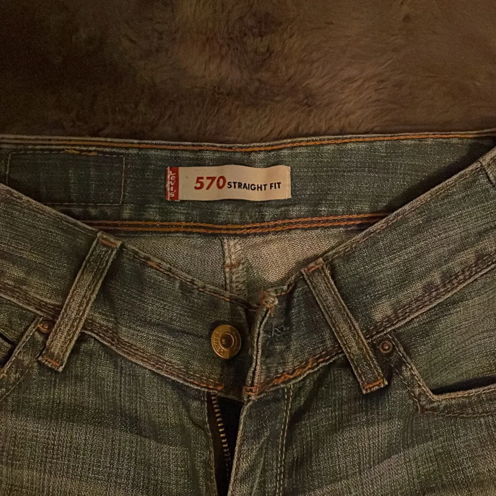 Säljer dessa Levis jeans som är köpta här på Plick. Säljer då de inte passar mig längre. Det är bara att skriva vid funderingar.💕. Jeans & Byxor.