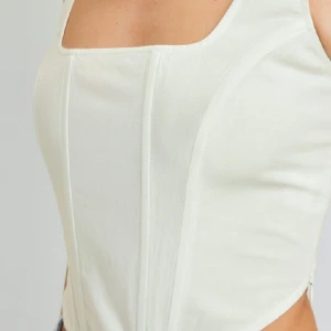 Corset top - (LÅNADE BILDER) Super söt corset top. Har en dragkedja på sidan så man ska får enklare av och på den. Köparen står för frakt. Använd två till tre gånger. Har inga defekter. Köpt från bikbok. 