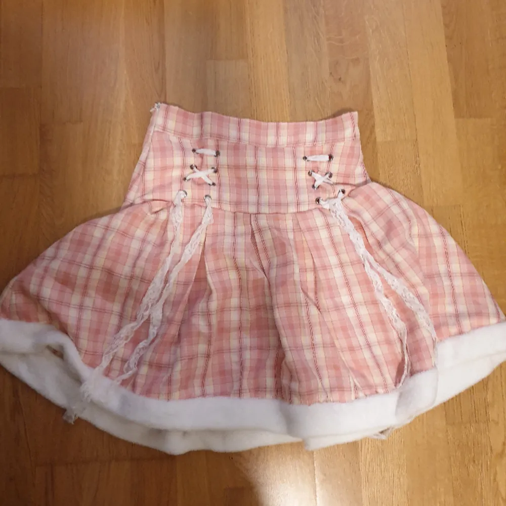 Säljer denna kawaii/lolita kjolen som är jättesöt!! Har typ använt den 1 gång så den är i bra skick!!  (Katt och hund i hemmet) . Kjolar.