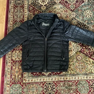 Herno dunjacka - Den här jackan är flitigt använd. Skulle säga att skicket är 5/10 därav priset. Dragkedjan strular ibland och det är ett litet hål i fickan. Det är strl 48 men sitter som S