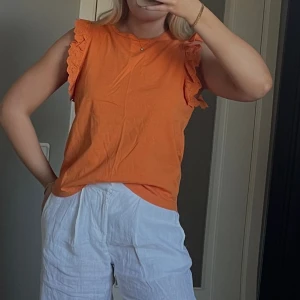 Orange topp - Orange topp med spets från mango 💗perfekta toppen till våren 💛 använd tre gånger och säljer då jag har en liknande 😝 nyskick 