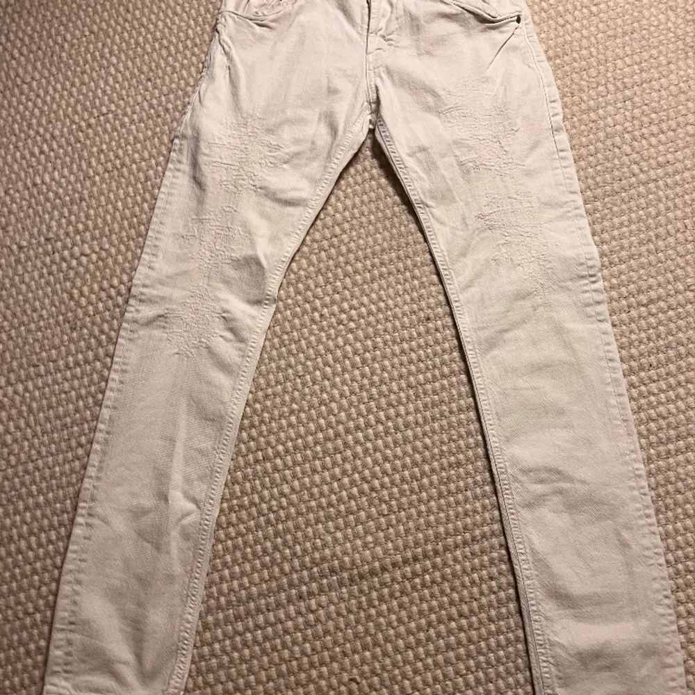 Ett par riktigt snygga Dondup-jeans till ett riktigt stealpris - nypris 3200 De är i modellen SAM som sitter lite mindre tajtare än george när george sitter ganska skinny så sitter dessa mer slim. //Liam. Jeans & Byxor.