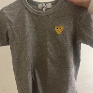 Comme des Garçons t-shirt - CDG T-shirt köpt i new-york. Använd 3 ggr så väldigt fint skick. Nypris 1000kr
