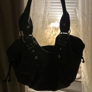 Väska - Säljer min jättefina väska som tyvärr inte kommer till användning 💕 bilderna är lånade från förra ägaren💕 