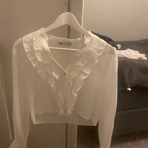Zara blus  - Säljer för jag inte använder mer. Perfekt nu till sommaren! Använd Max 2 gånger❤️
