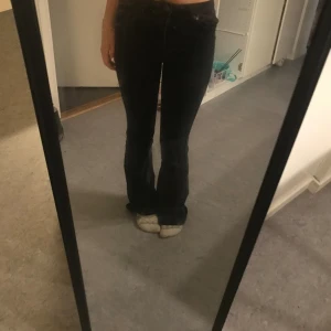 Svara lågmidjade jeans från gina - Köpta för 499-599 tror jag Snabb bild bara så fråga privat efter mer bilder om intresserad